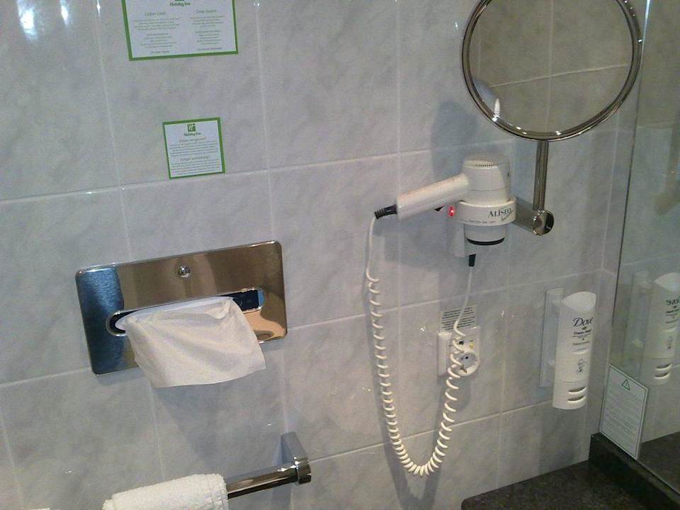 Bad: Schminkspiegel, Haartrockner Leonardo Hotel Hannover Airport