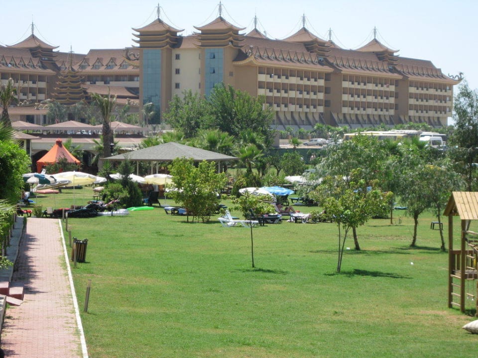 Liegewiese (im Hintergrund das Royal Dragon) Hane Family Resort