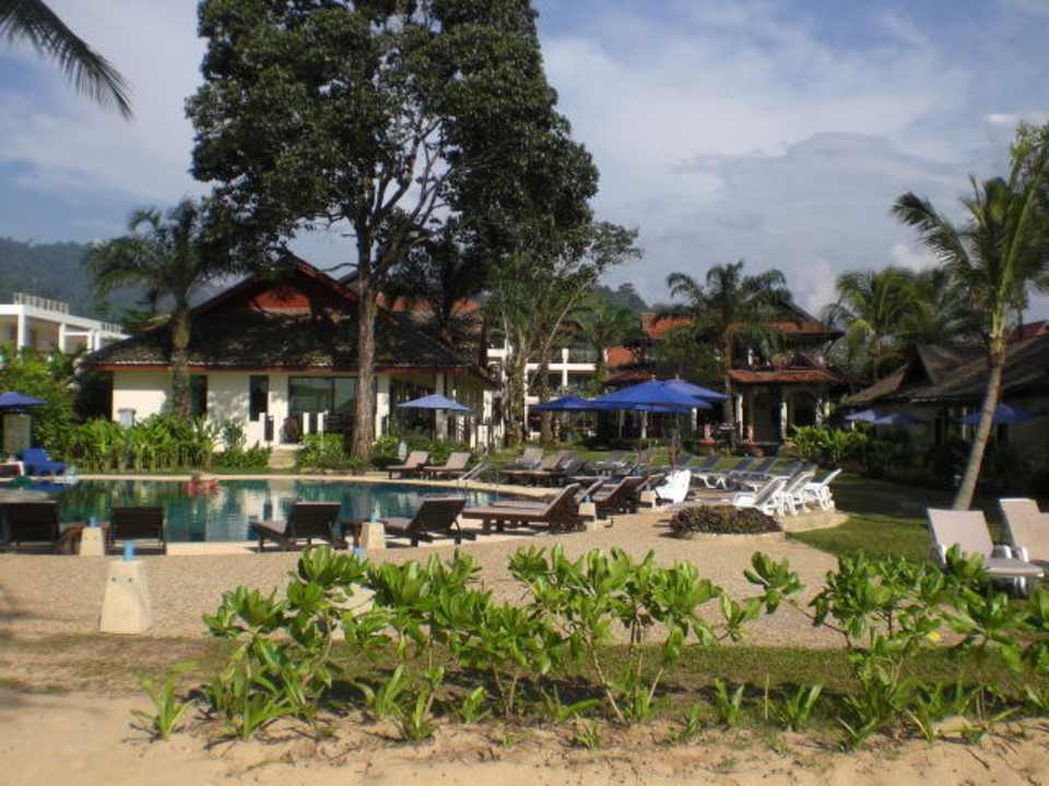 Standort beginn Strand Blick zum Pool Hive Khaolak Beach Resort