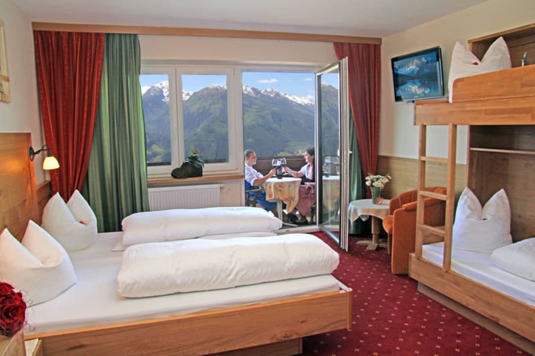 Neues Vierbettzimmer mit Balkon und Panoramablick Panoramagasthof-Hotel Hohe Brücke