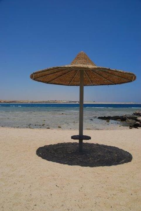 Plaża z parasolami Malikia Resort Abu Dabbab