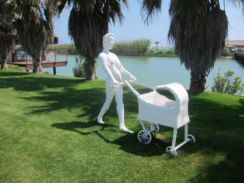 Statuen in der Hotelanlage Gloria Serenity Resort