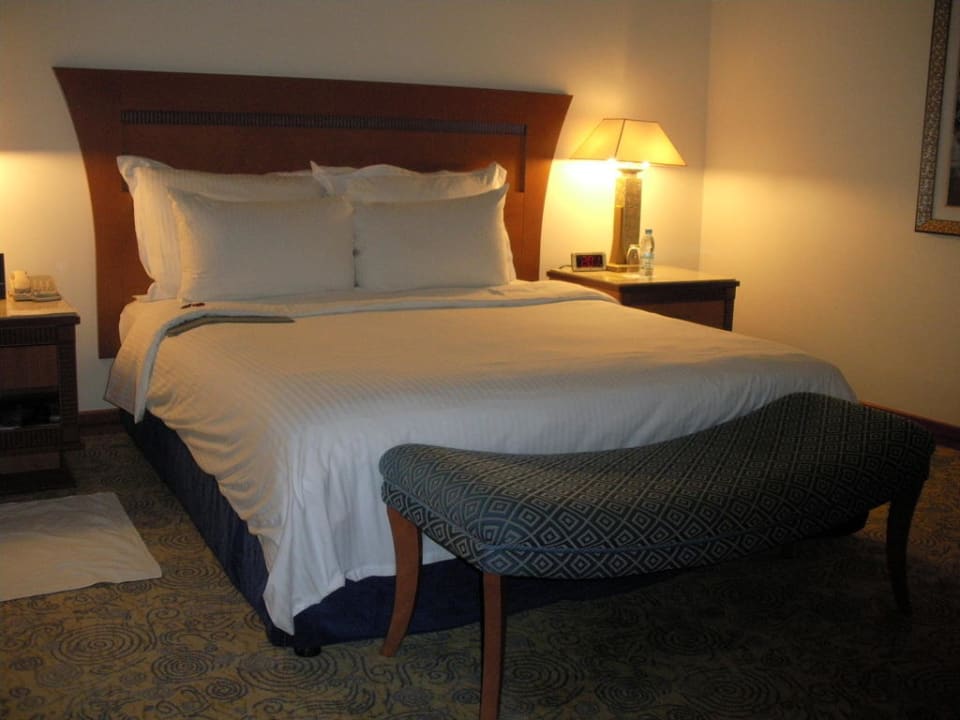 Das Große Bett Hotel Le Meridien Al Aqah Beach Resort