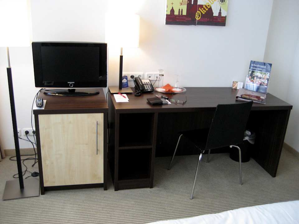 Schreibtisch im Zimmer acom Hotel München