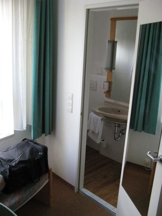 Badezimmer Hotel Ibis Augsburg Hauptbahnhof