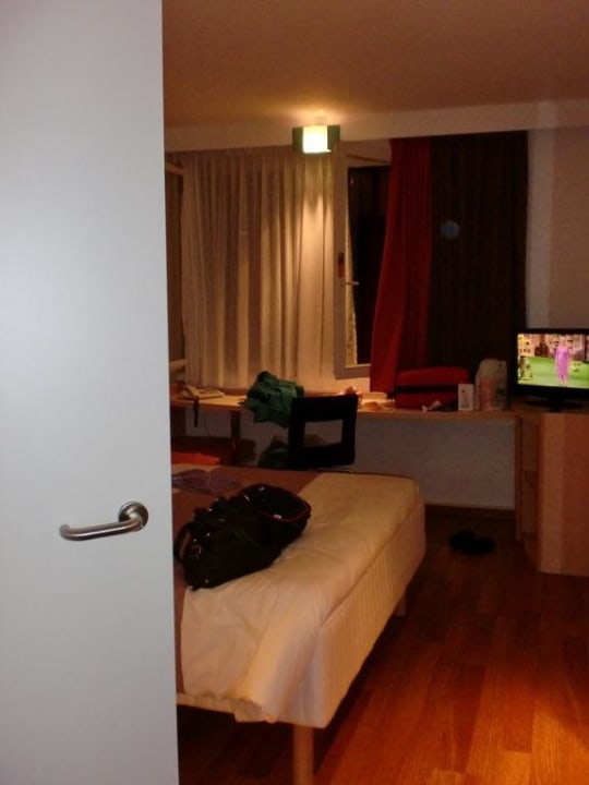 Blick von der Tür ins Zimmer Select Hotel Wiesbaden City