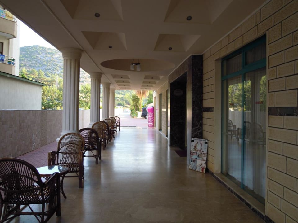 Wejście do hotelu Club Hotel Mirabell