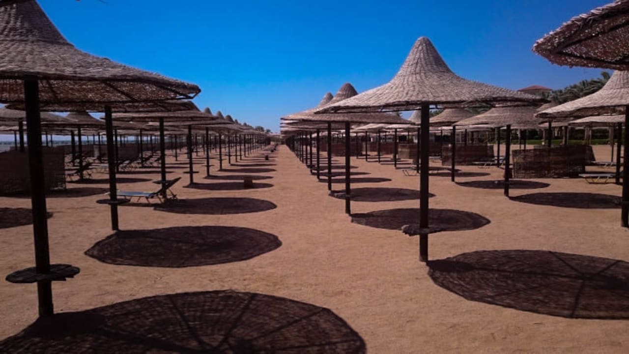 Menschleerer Strand JAZ Mirabel Beach