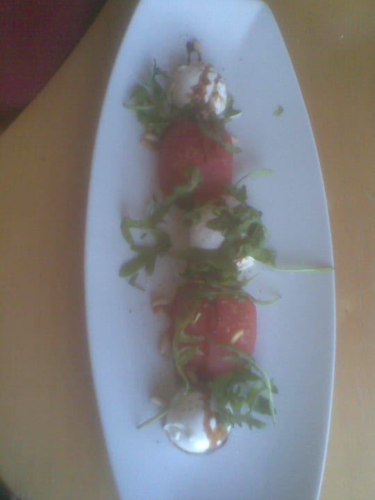 Zimmer-Service: Tomaten-Mozzarella-Salat Swissôtel Kursaal Bern