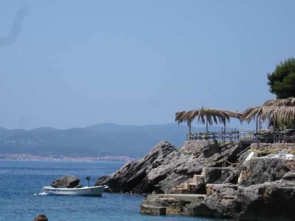 Das Strand-Cafe am Strand in der Nähe des Hotels Villa Antonio