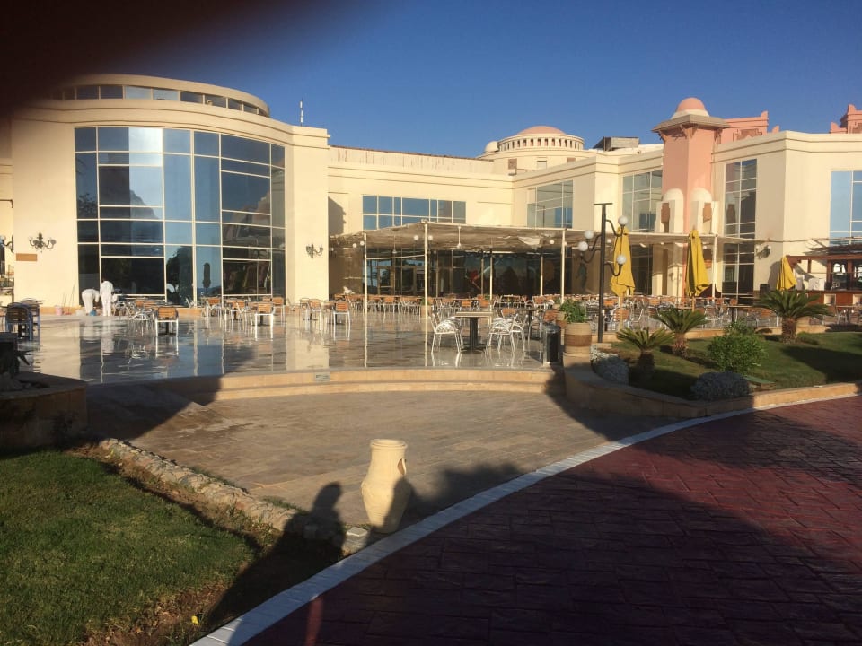 Blick auf Lobby und Terrasse Serenity Alpha Beach