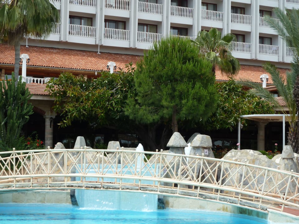 Über die Brücke zum Hotel Hotel Defne Garden