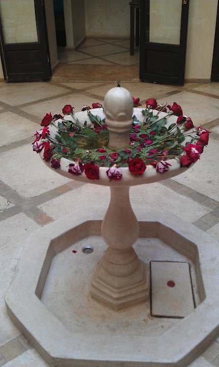 Brunnen im Innenhof (Frühstücksbereich) Riad Ghemza