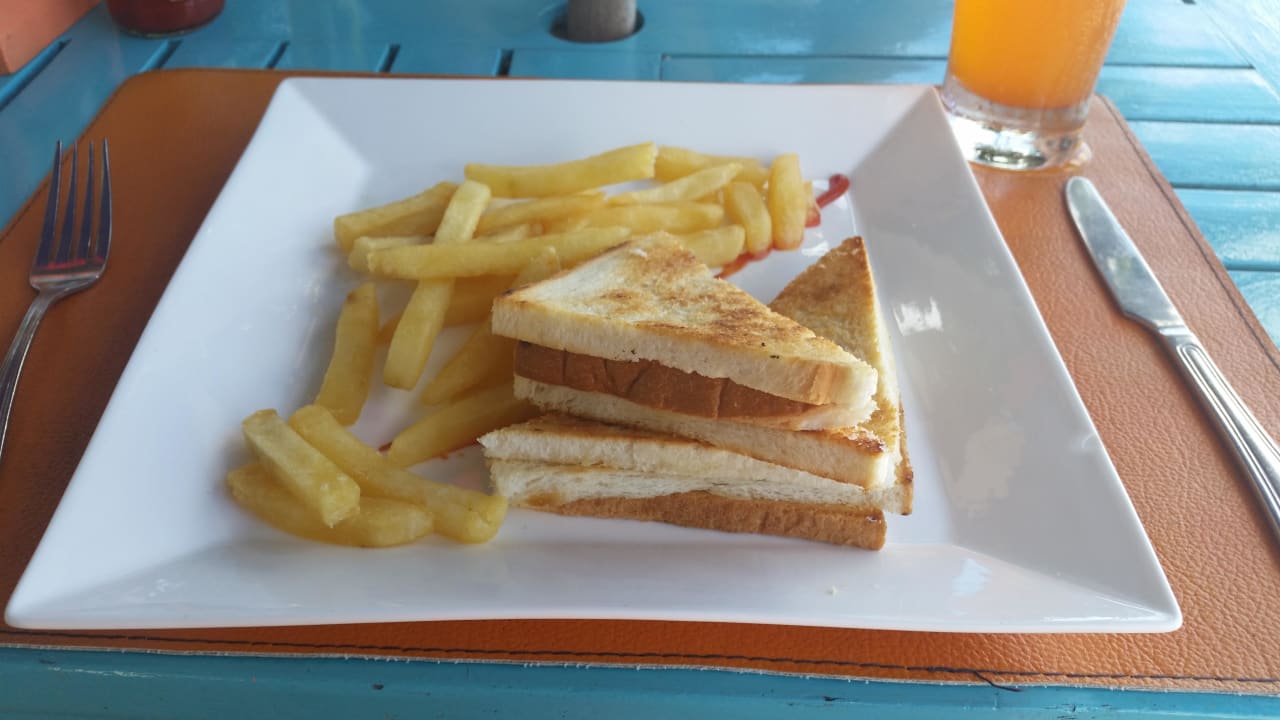 Sandwich an der Strandbar The Fair House Beach Resort