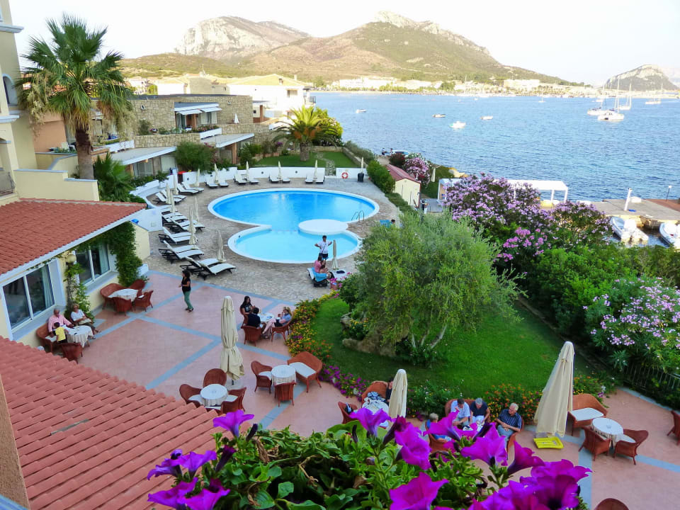 Blick vom Balkon auf den Pool Gabbiano Azzurro Hotel & Suites