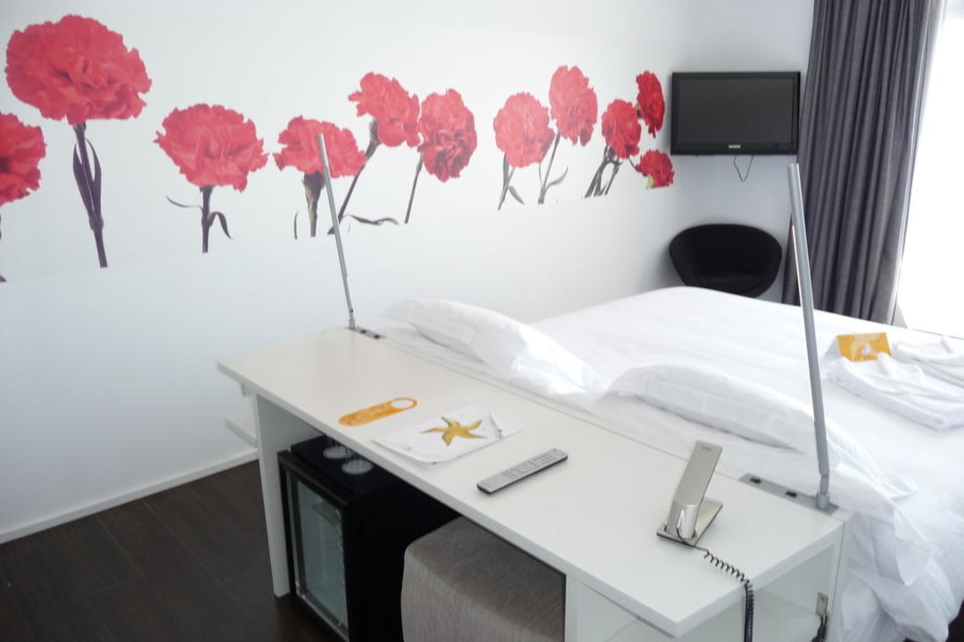 Superior-Zimmer mit schöner Wandgestaltung Iberostar Waves Bahia de Palma