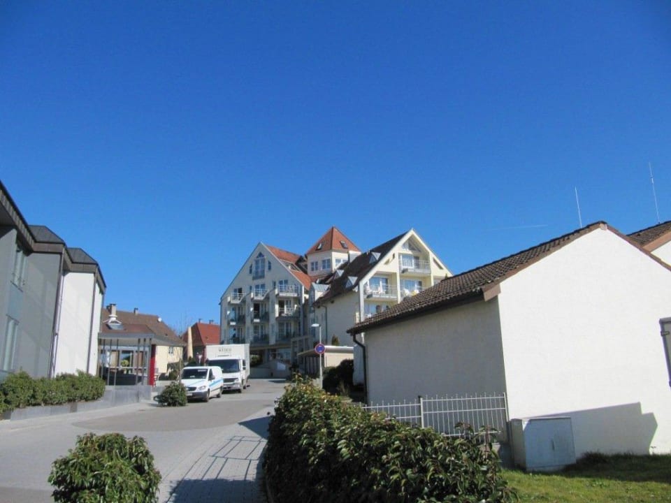 Links das Stammhaus, rechts das Haupthaus Hotel Traube am See