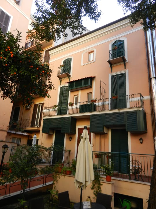 Blick vom Garten Richtung Zimmer Hotel Astoria Garden