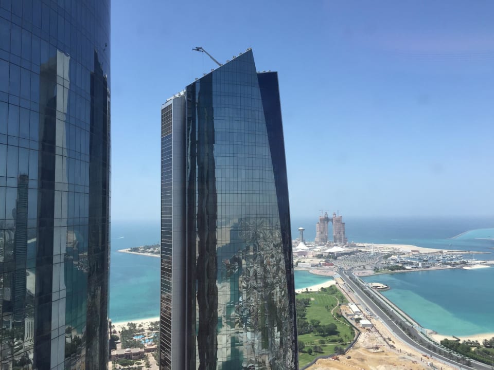 Blick auf die Marina Mall Conrad Abu Dhabi Etihad Towers