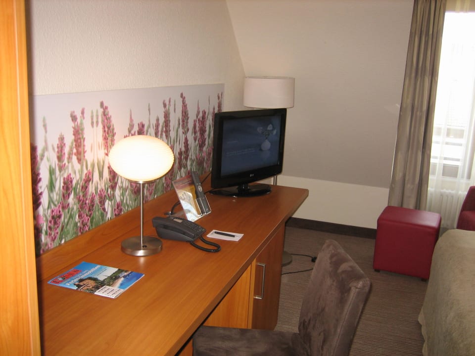 Zimmer mit Schreibtisch und Flatscreen Trans World Hotel Kranichhöhe