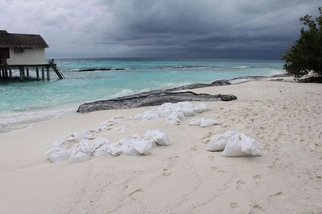 Ausblick von den Liegen bei den Wasserbungalows NH Collection Maldives Reethi Resort