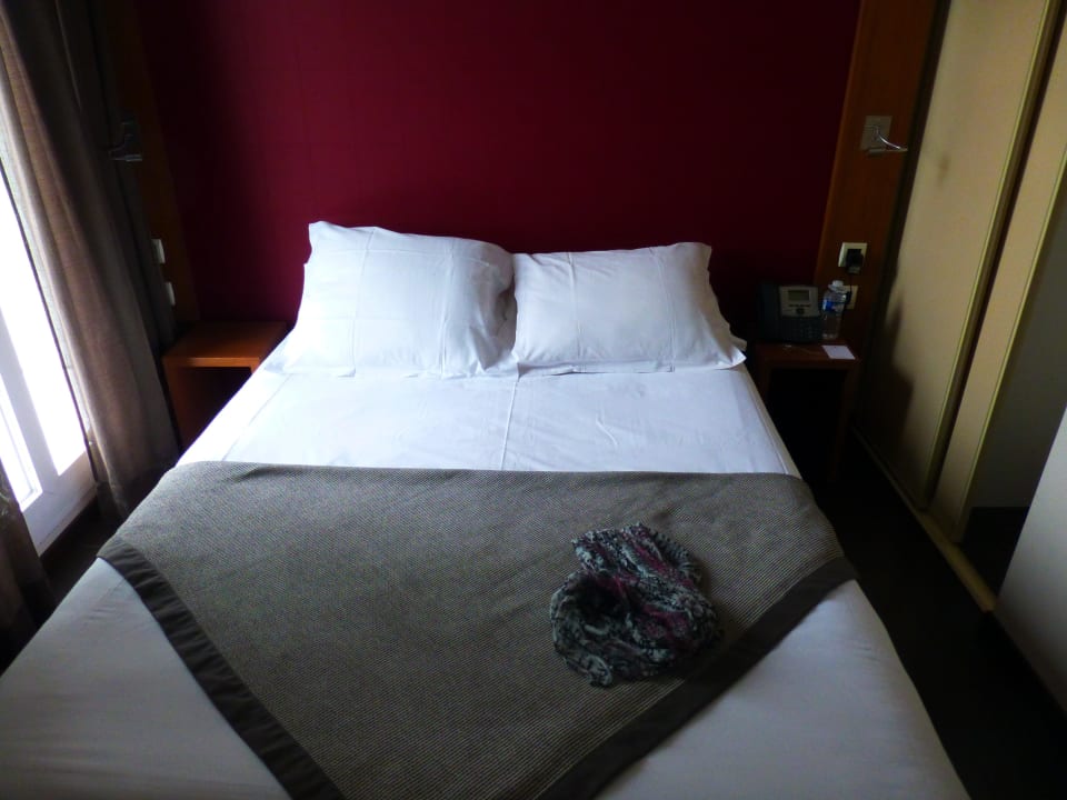 Links Balkon, rechts Kasten Hotel Park & Suites Prestige Paris