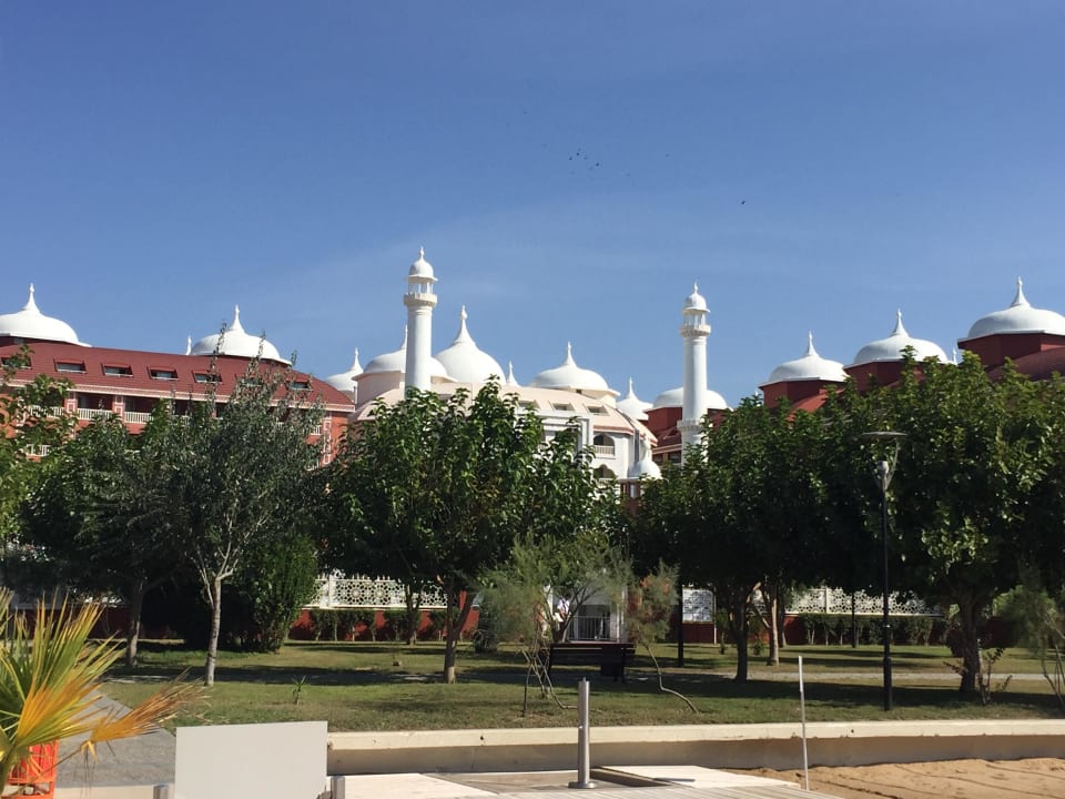 Hotel vom Strand aus gesehen Royal Taj Mahal Hotel
