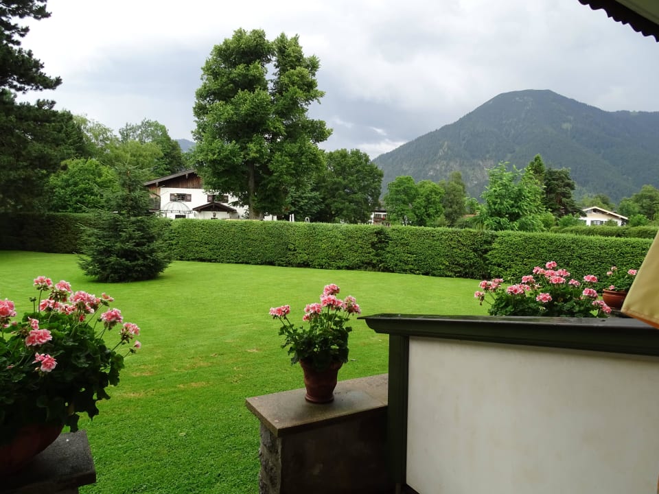 Blick v.d.Terrasse zur Liegewiese Hotel Reuther Garni