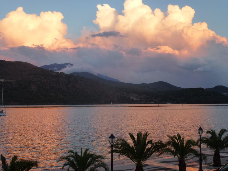 Nach dem Gewitter kommt die Sonne wieder  Hotel Tourist