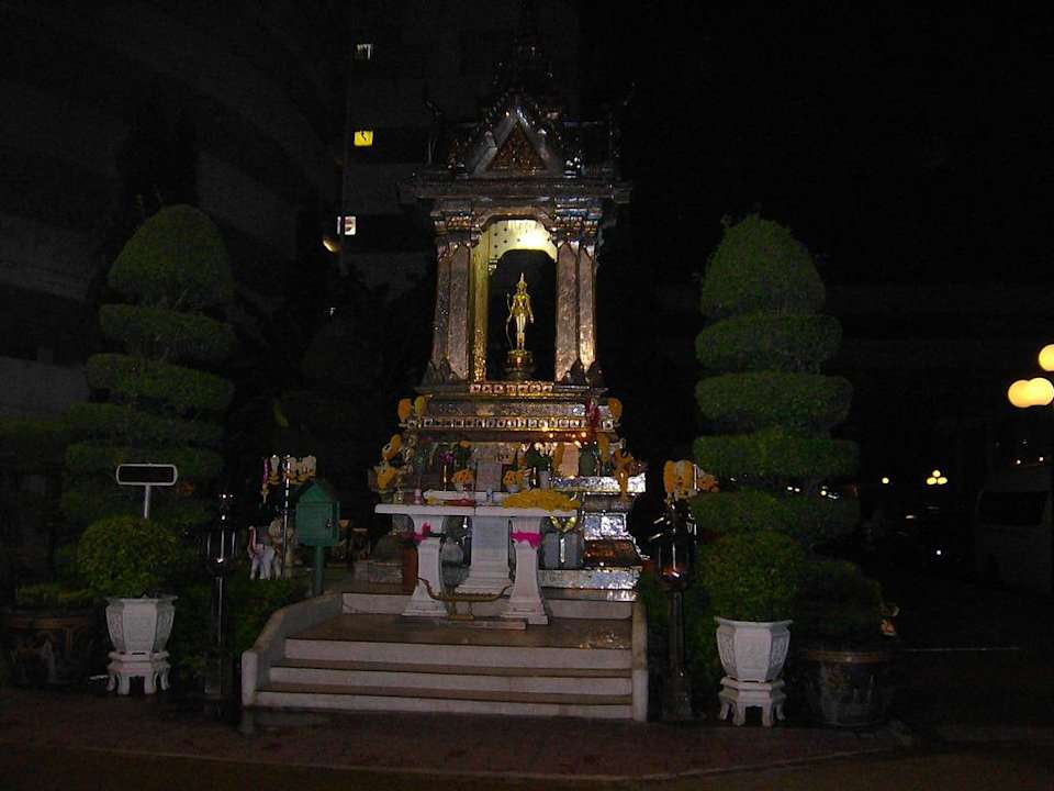 Geisterhäuschen an der Rückseite  des Hotels Centara Grand at Central Plaza Ladprao Bangkok