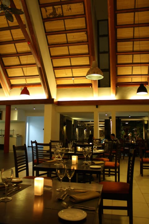 Gemütliches Restaurant Crystals Beach Resort Belle Mare, a member of Radisson Individuals