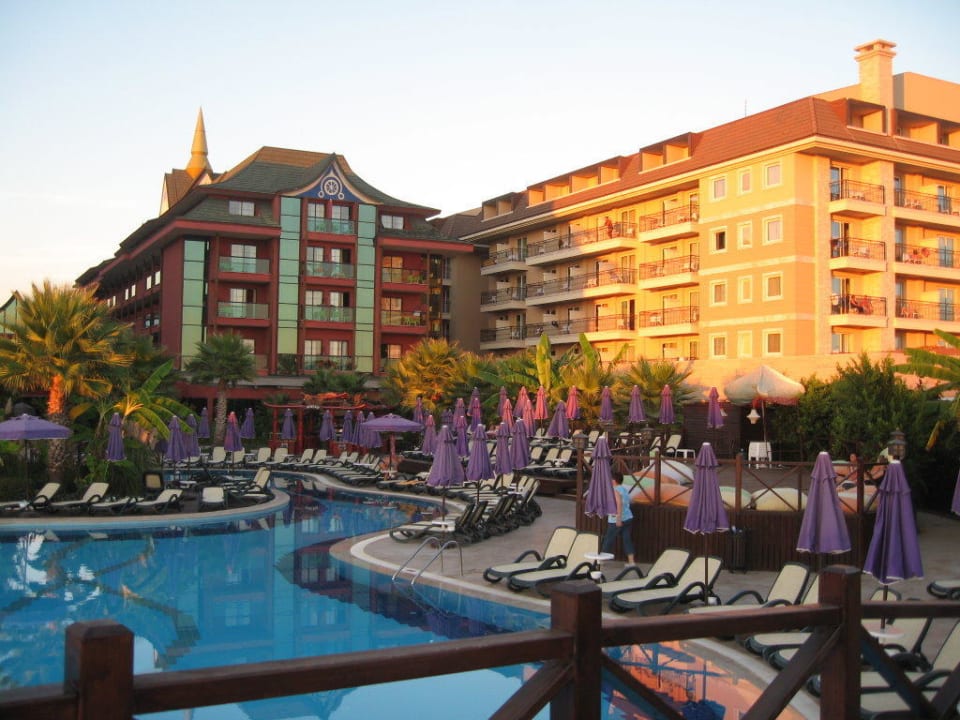 Pool und Hotel von der Brücke aus Siam Elegance Hotels & Spa
