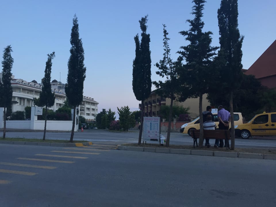 Rechts das Resort links das Queen Alba Queen Hotel