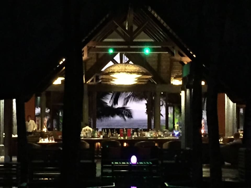 Blick von der Lobby durch die Bar zum Meer Dinarobin Beachcomber Golf Resort & Spa