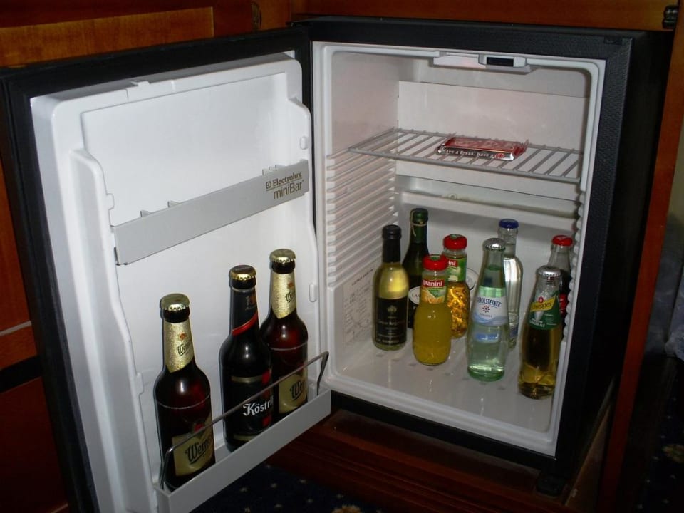Minibar im Schreibtisch Schloßhotel Schkopau