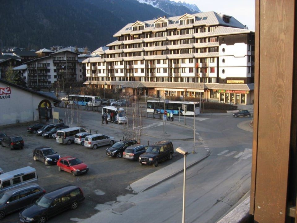 Blick aus Zimmer auf Parkplatz Hotel Les Aiglons