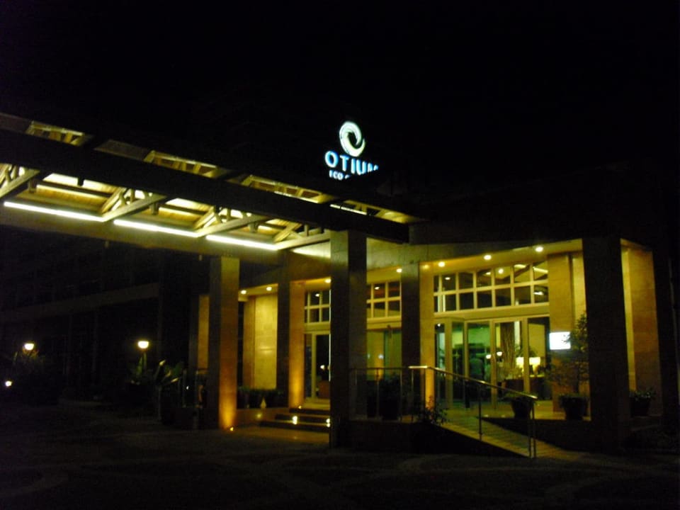 Hoteleingang am Abend Marvida Family Eco