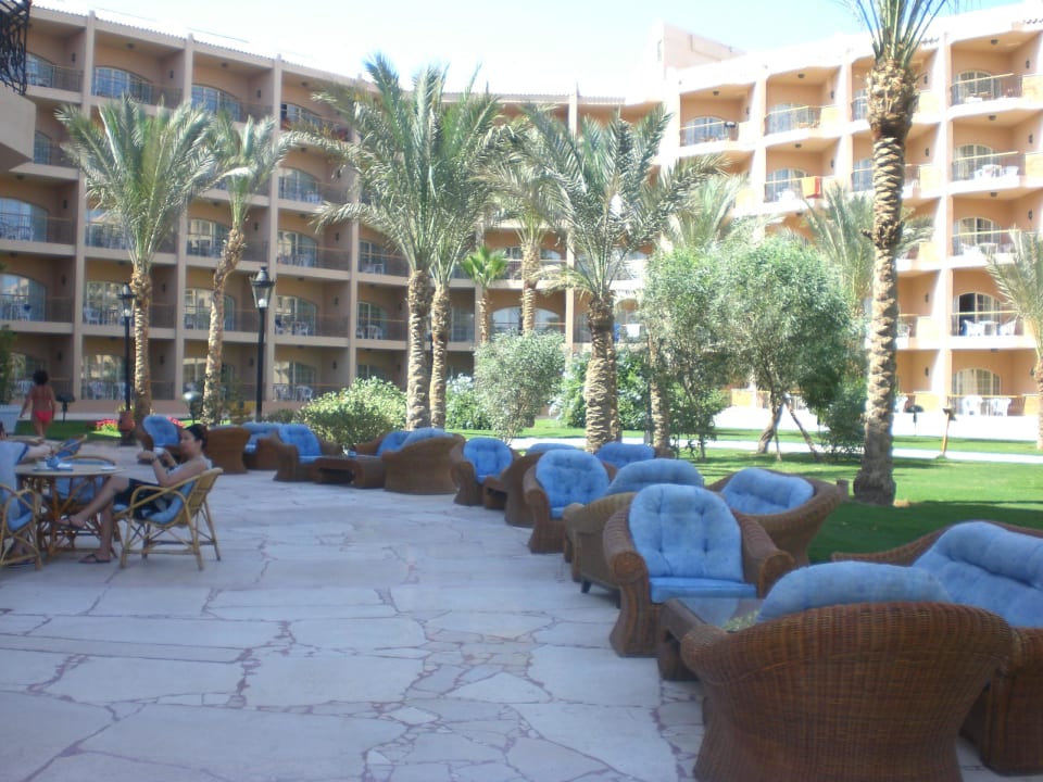 Sitzgruppe an einer Bar Siva Grand Beach