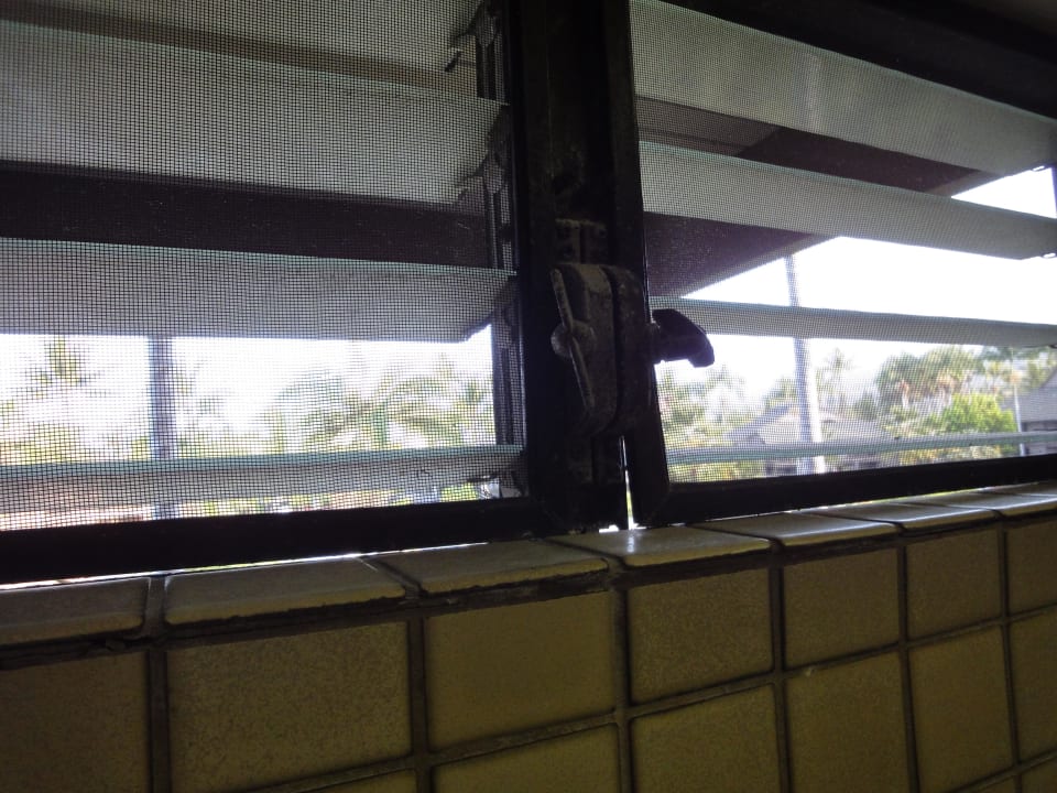 Kaputte Fenster im Bad Appartement 2506 Kanaloa at Kona by Castle Resorts & Hotels