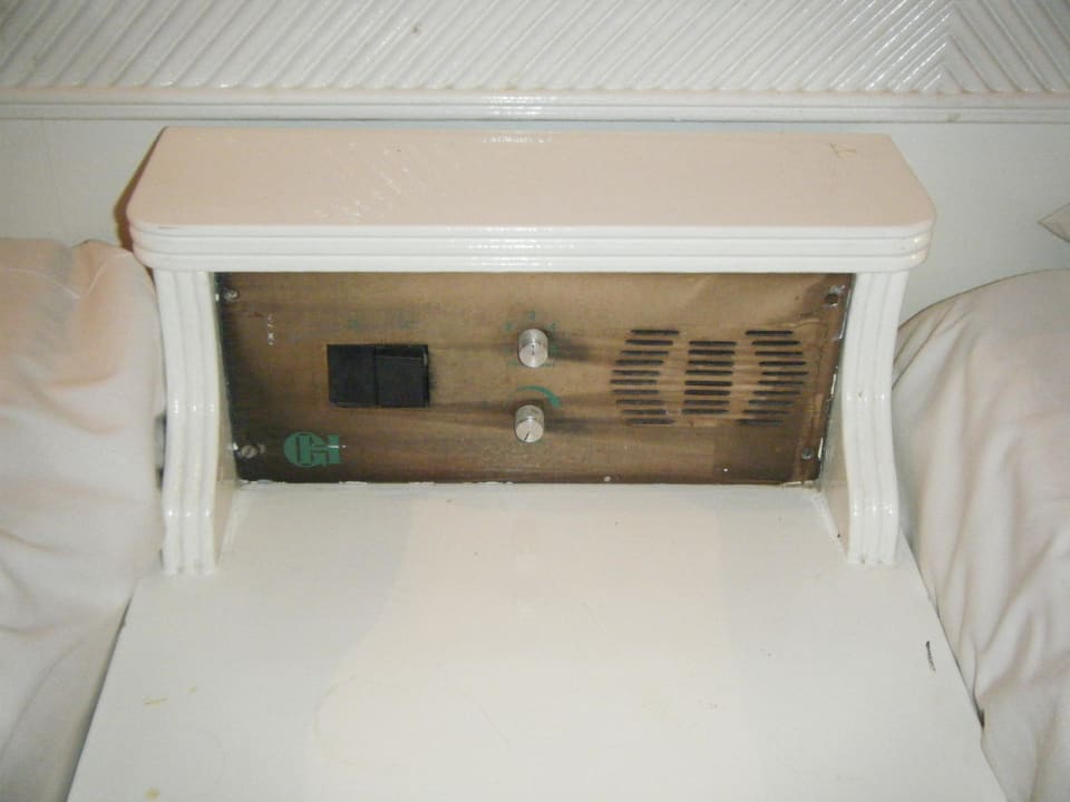 Uraltes Radio neben dem Bett The Grand Hotel Hurghada