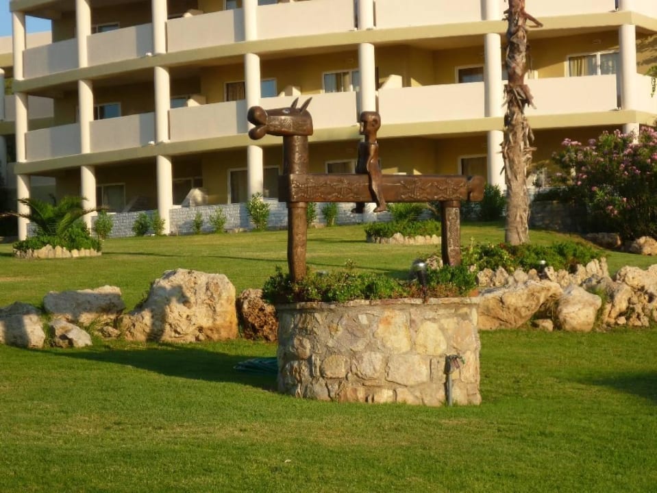 Vor der Safaribar Hotel Kalithea Horizon Royal