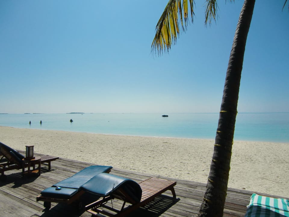 Strand neden dem Pool Medhufushi Island Resort
