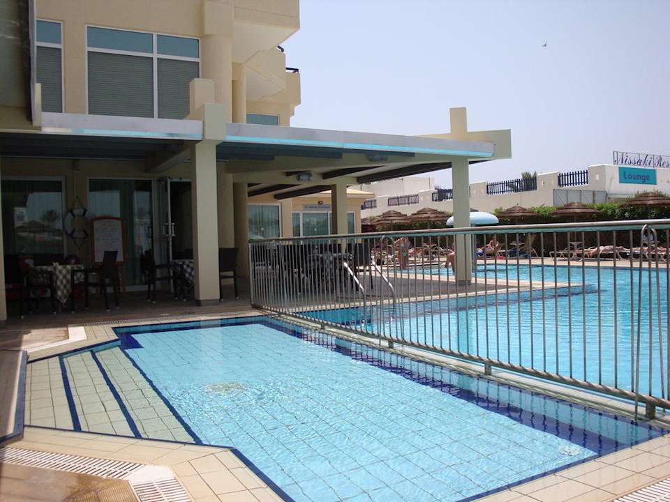 Poolansicht Tasia Maris Gardens