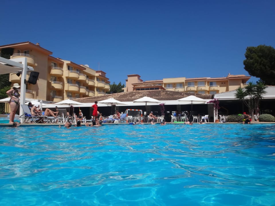 Im Hintergrund die Bar/Restaurant Prinsotel La Pineda