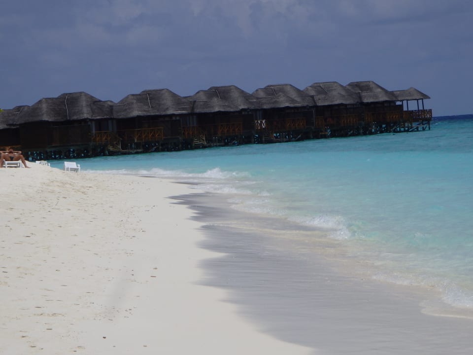 Strand blick zu den Wasserbungalows Fihalhohi Maldives