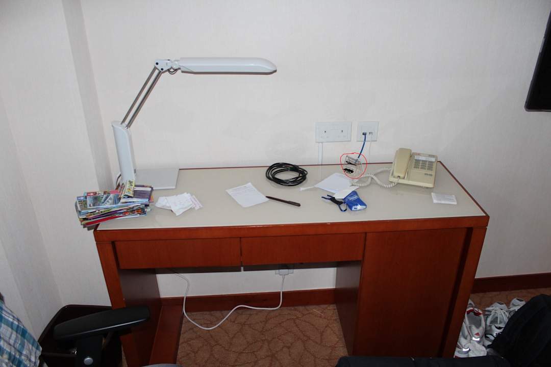 Schreibtisch, meine Broschüren Hotel Caritas Bianchi Lodge