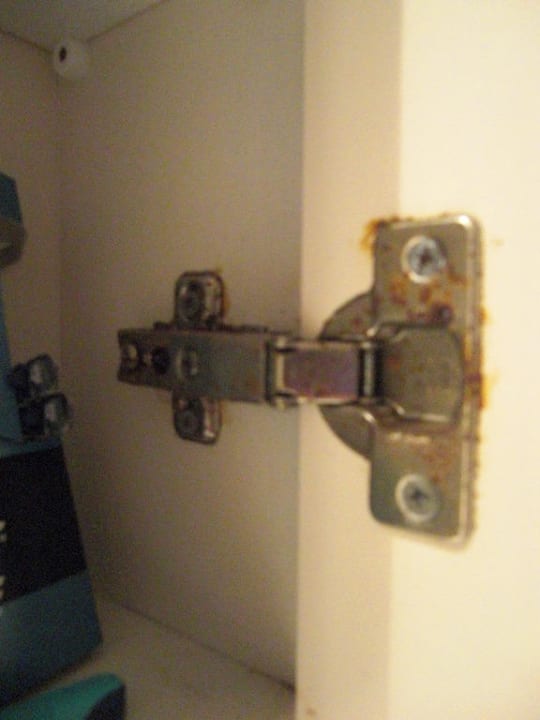 Im Badezimmerschrank Acharavi Beach Hotel