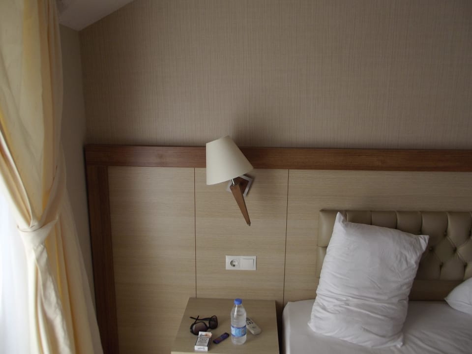 Modern Art, schiefe Lampen  Hane Family Resort