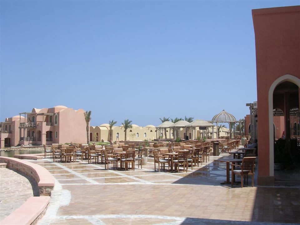 Terrasse des Restaurant bei Tag Radisson Blu Resort, El Quseir
