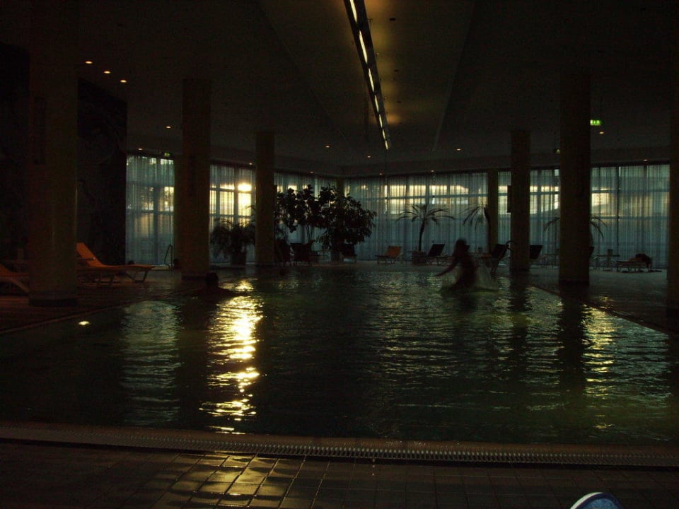 Blick von der Sitzecke zum Pool Hilton Munich Airport